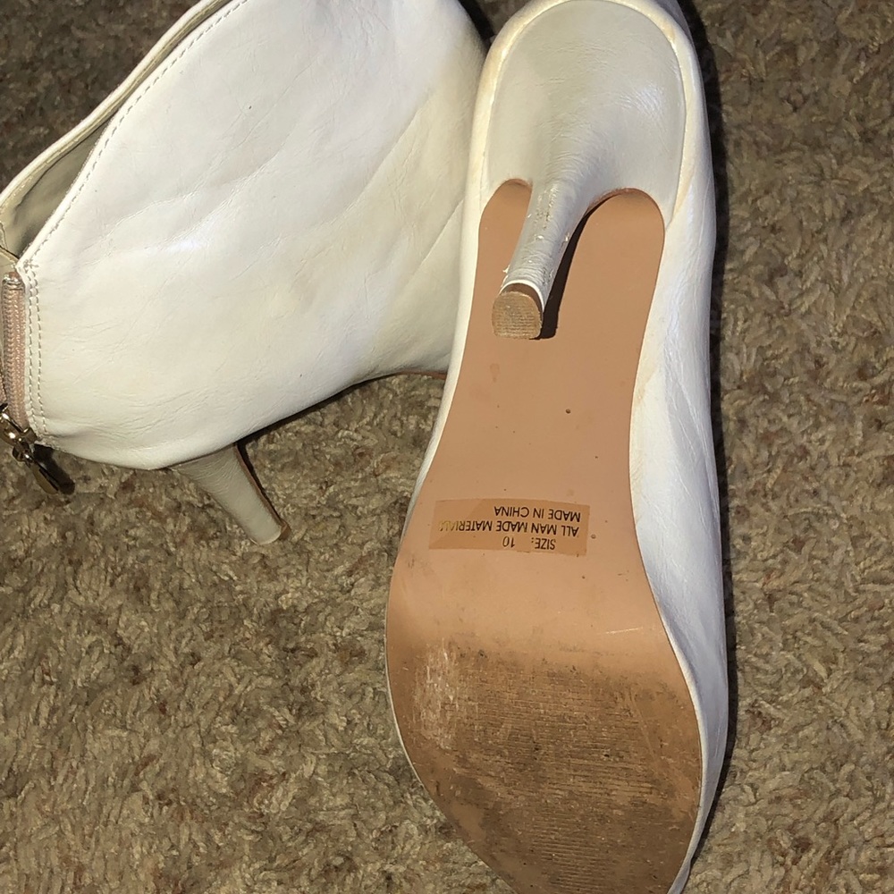 Beige bootie- Qupid